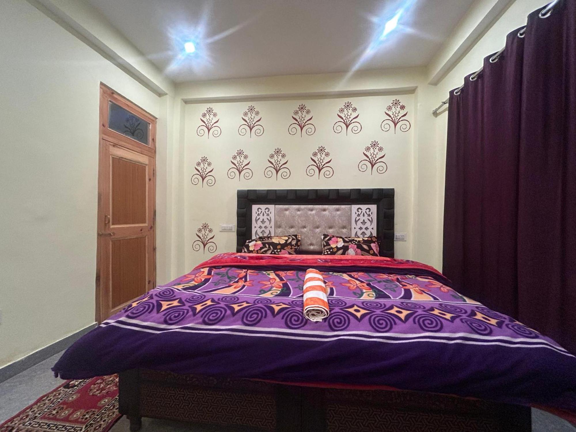 Karma Guest House And Cafe Kalgha Rum bild