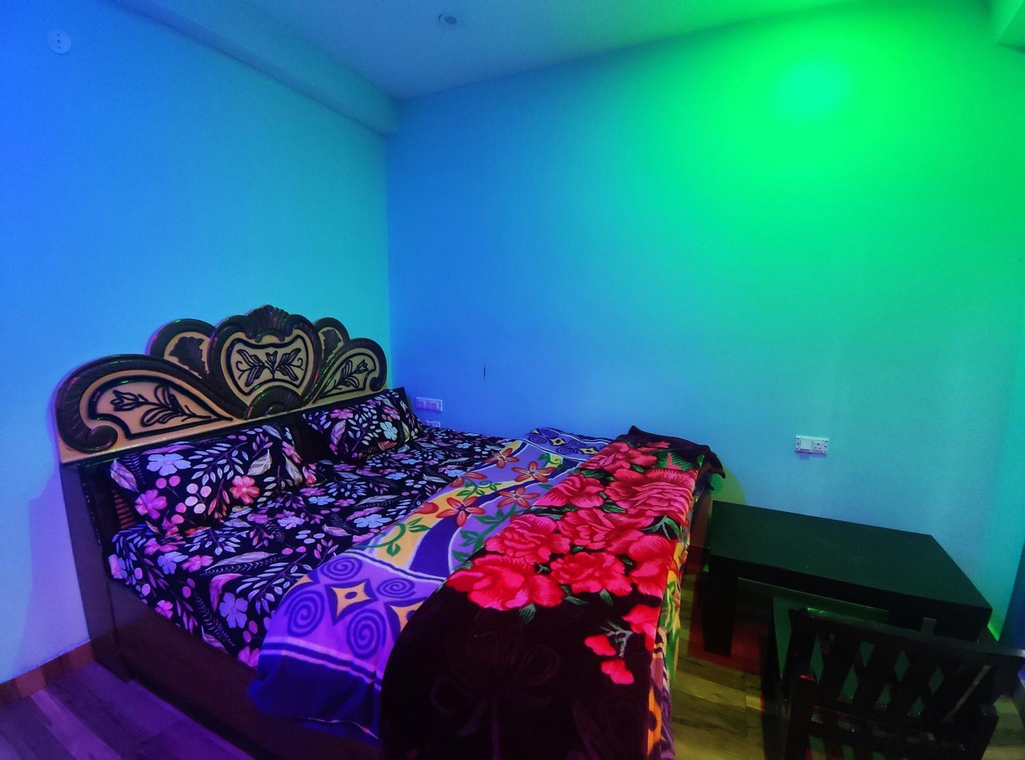 Karma Guest House And Cafe Kalgha Rum bild
