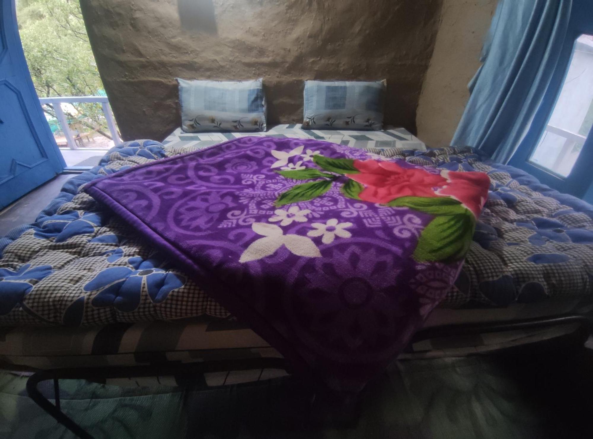 Karma Guest House And Cafe Kalgha Rum bild