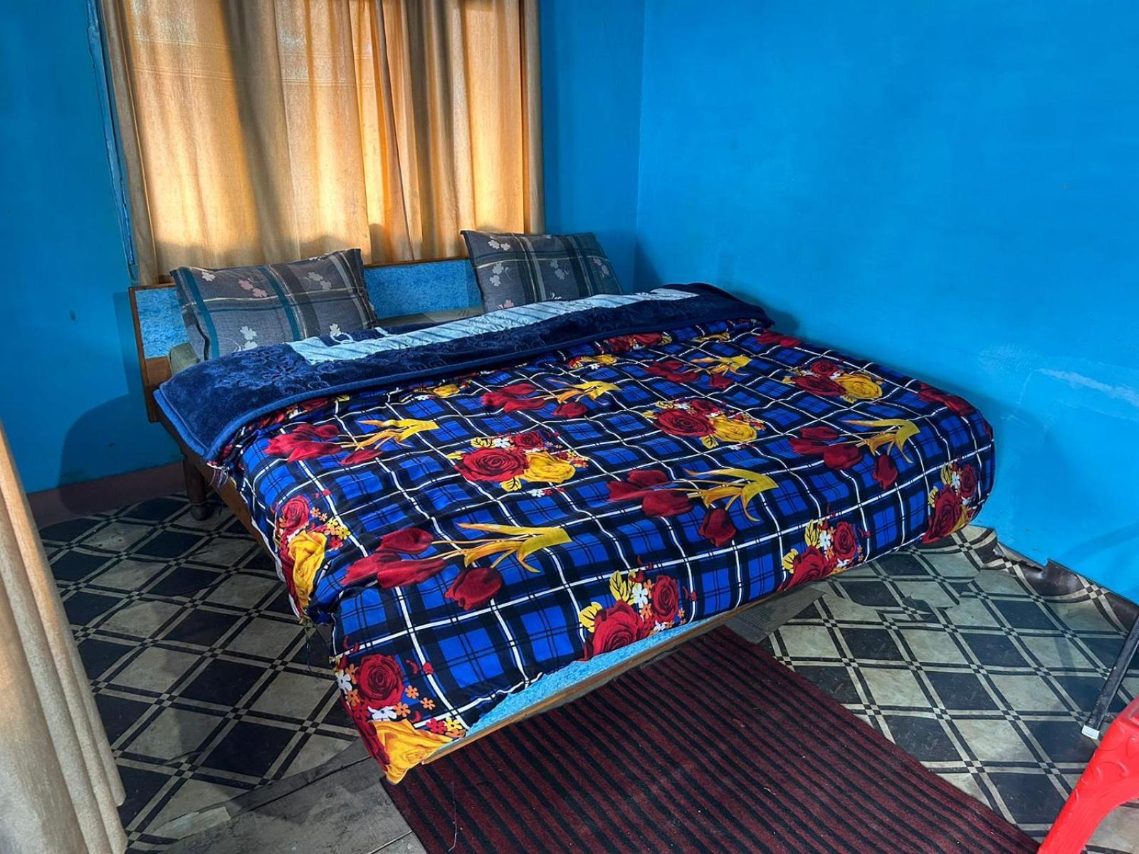 Karma Guest House And Cafe Kalgha Rum bild