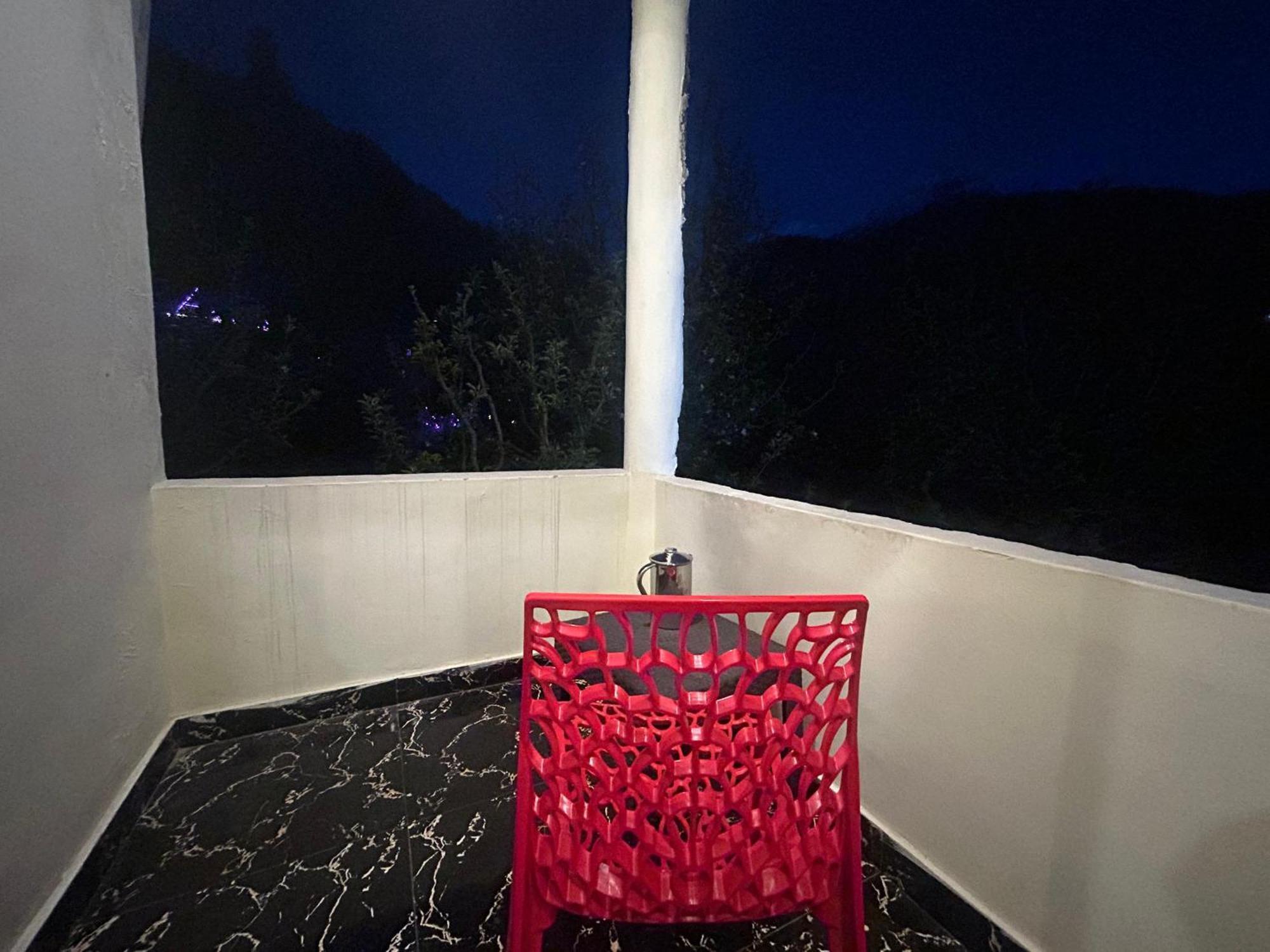Karma Guest House And Cafe Kalgha Rum bild
