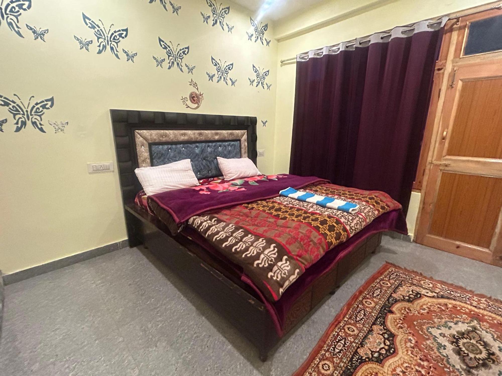 Karma Guest House And Cafe Kalgha Rum bild